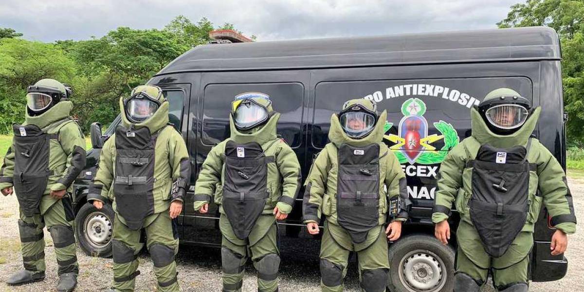 EE.UU. dona cinco trajes antiexplosivos a Ecuador