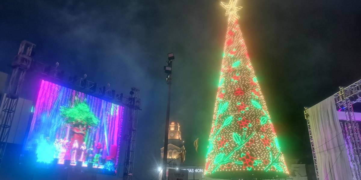 Guayaquil: Árbol navideño fue encendido pese a cortes de luz