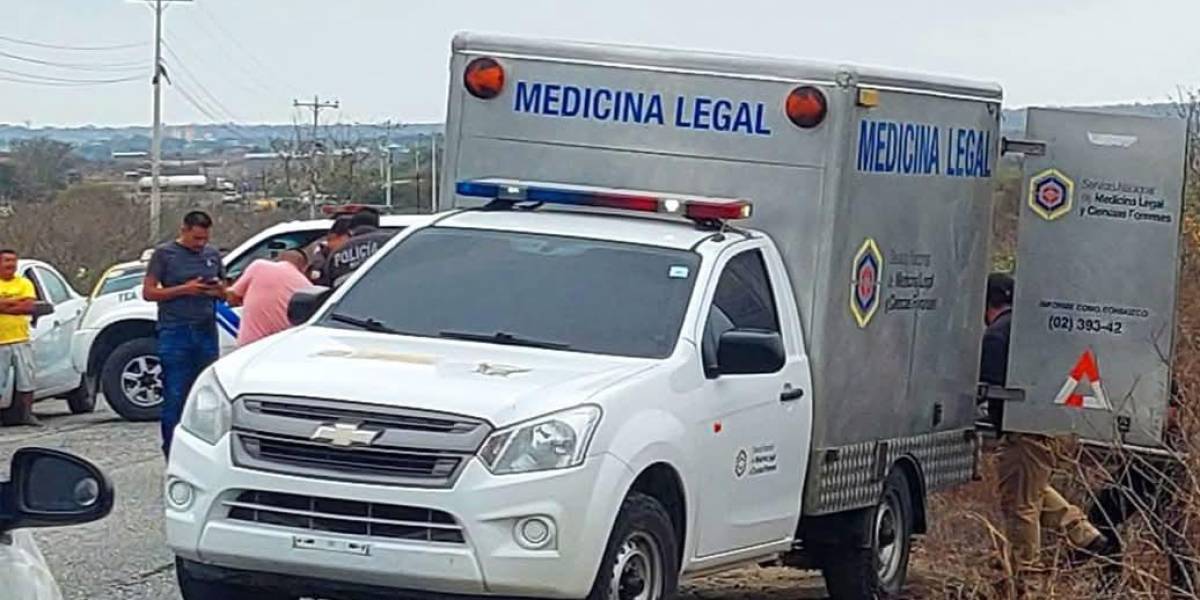 Macabro hallazgo en Santa Elena, un cuerpo esposado y calcinado apareció en vía Ancón