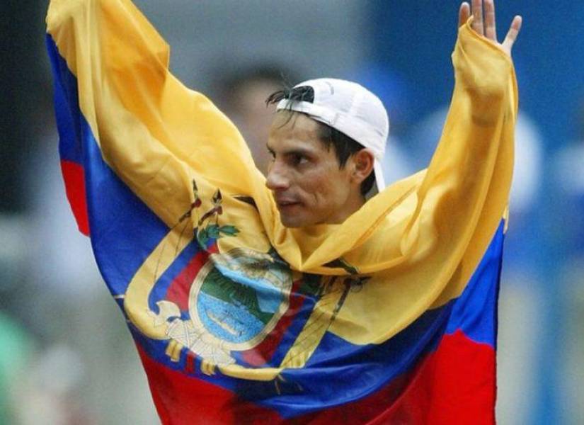 El exmarchista Jefferson Pérez sostiene la bandera de Ecuador al terminar una competencia