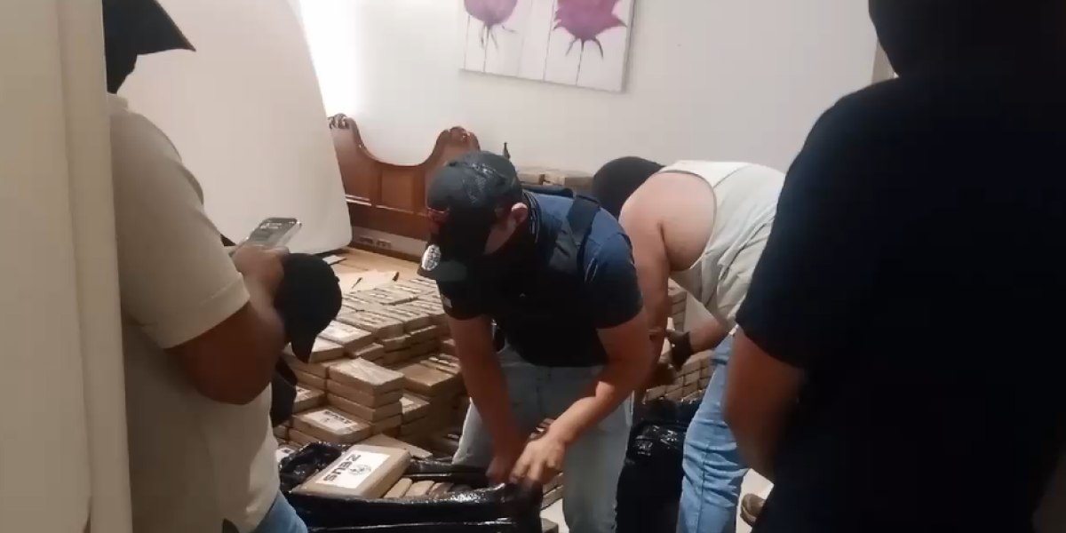 La policía encuentra casi una tonelada de cocaína en una casa de Los Ceibos, en Guayaquil