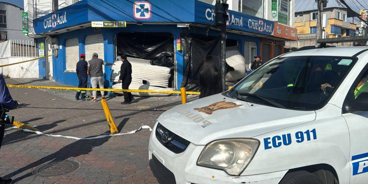 Delincuentes usaron explosivos para robar el cajero automático de una farmacia en Quito