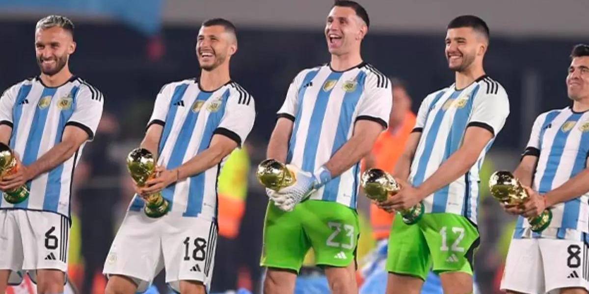 Celebración de los jugadores argentinos al estilo de Dibu Martínez.
