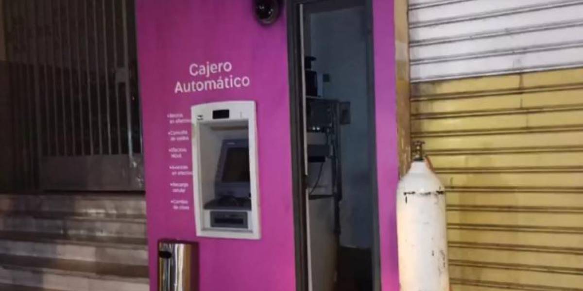 Con soldadora, sujetos roban dinero de cajero automático en Los Ríos