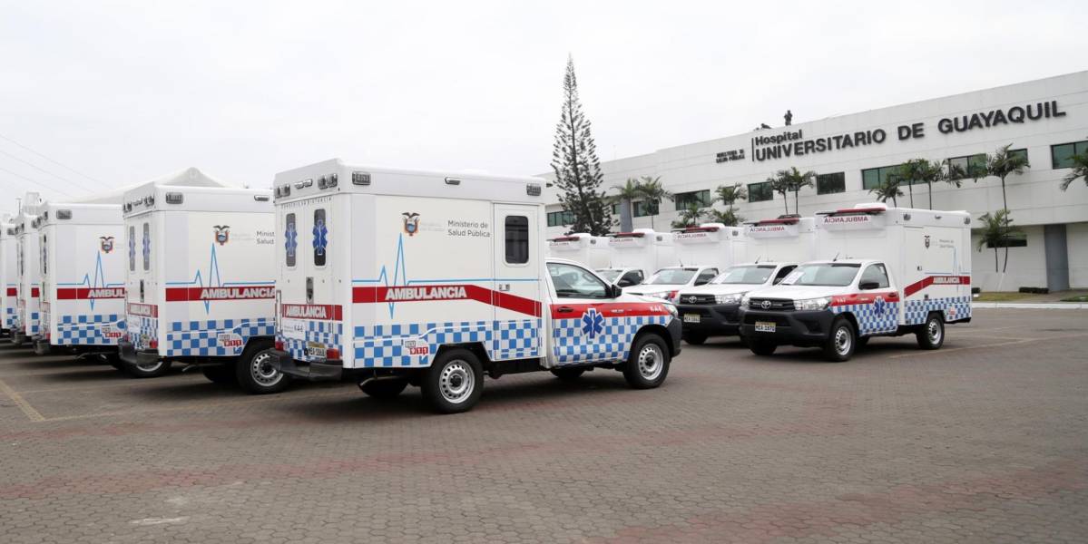 El Ministerio de Salud entrega 17 ambulancias para atención de emergencias en 12 provincias