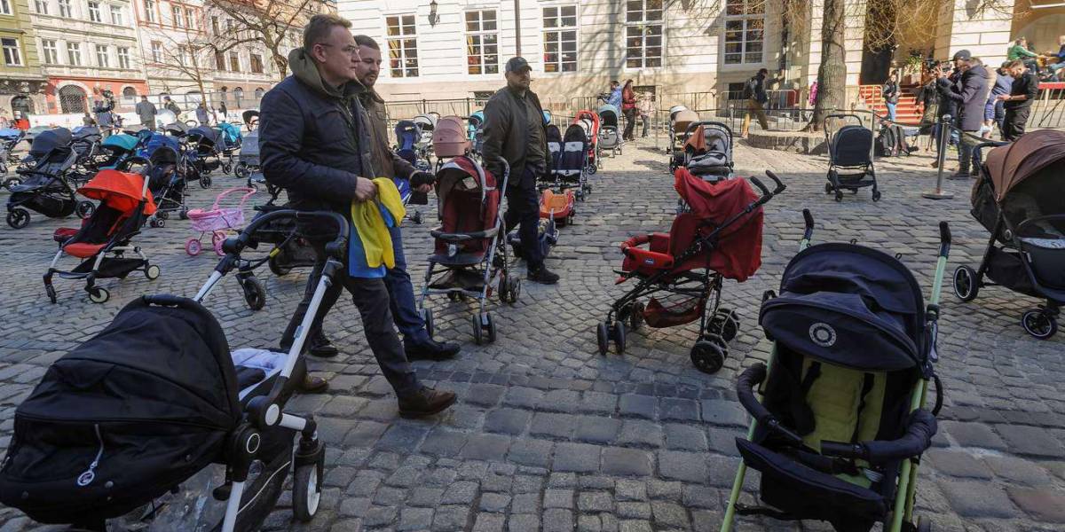 Más de cien coches de bebé vacíos recuerdan a los niños muertos en la invasión rusa a Ucrania