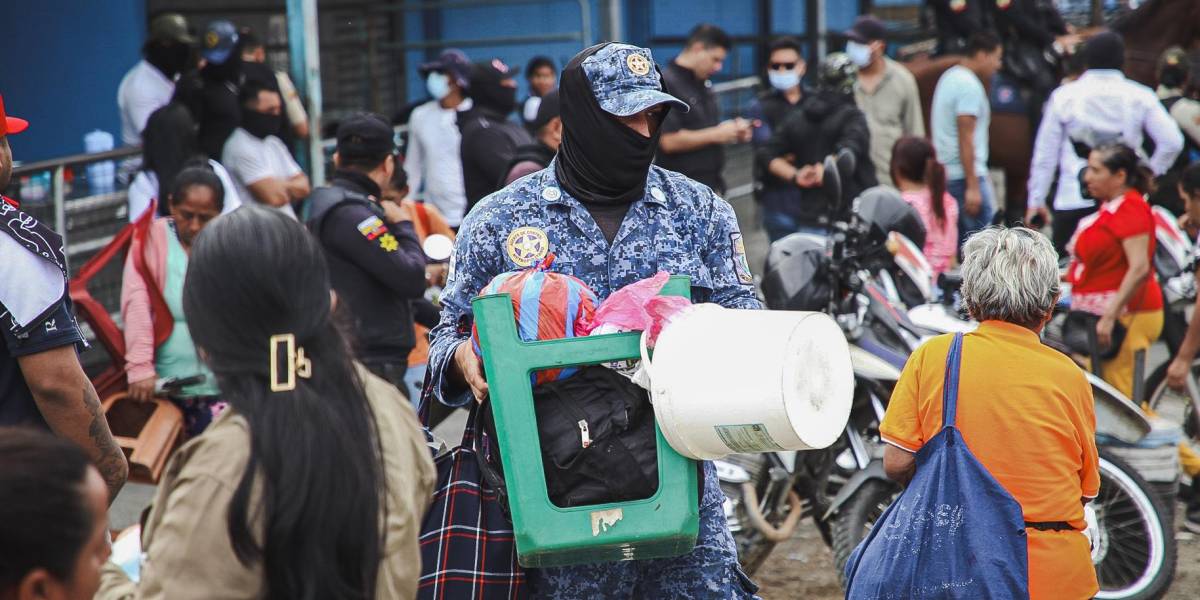 Decenas de comerciantes informales fueron desalojados del exterior del complejo carcelario de Guayaquil