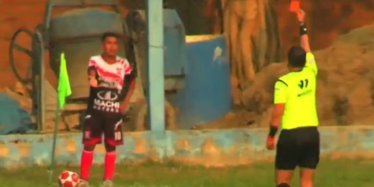 (VIDEO) Un jugador peruano orinó en la cancha y el árbitro lo expulsó