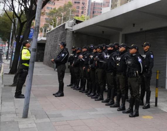 Un contingente policial en las afueras del CNE.