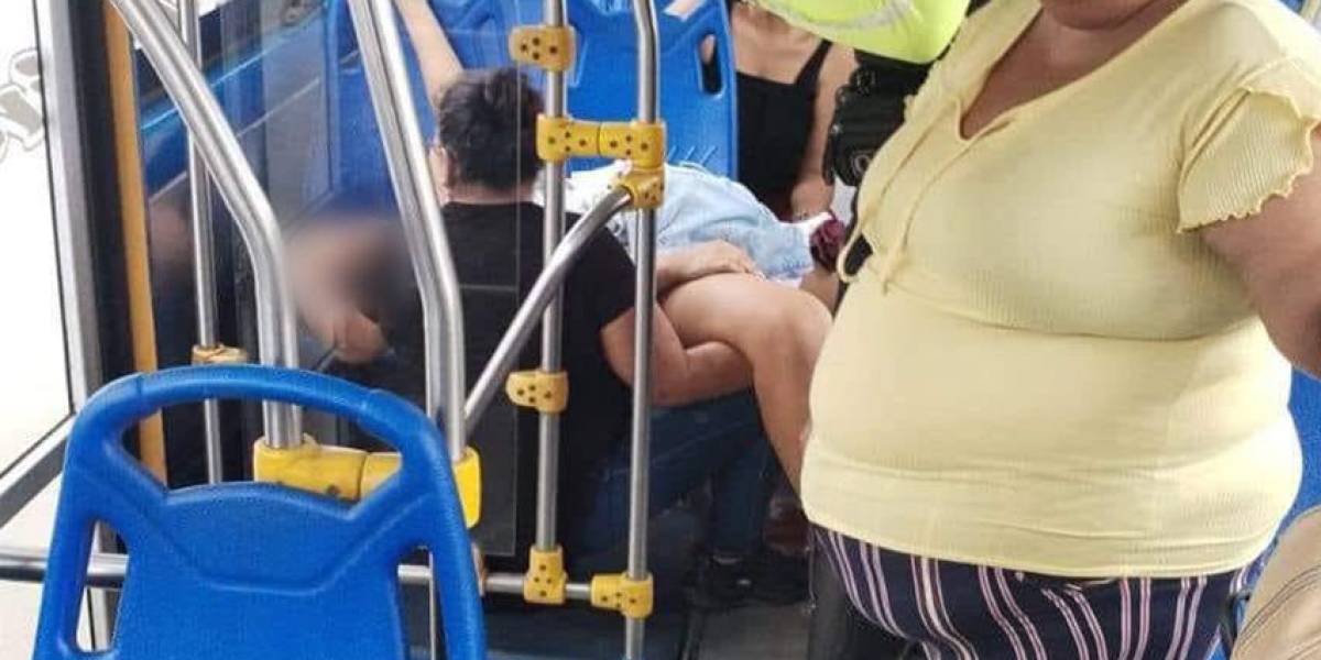 Una mujer dio a luz en un bus en Machala, pero apagones retrasaron atención y el bebé falleció