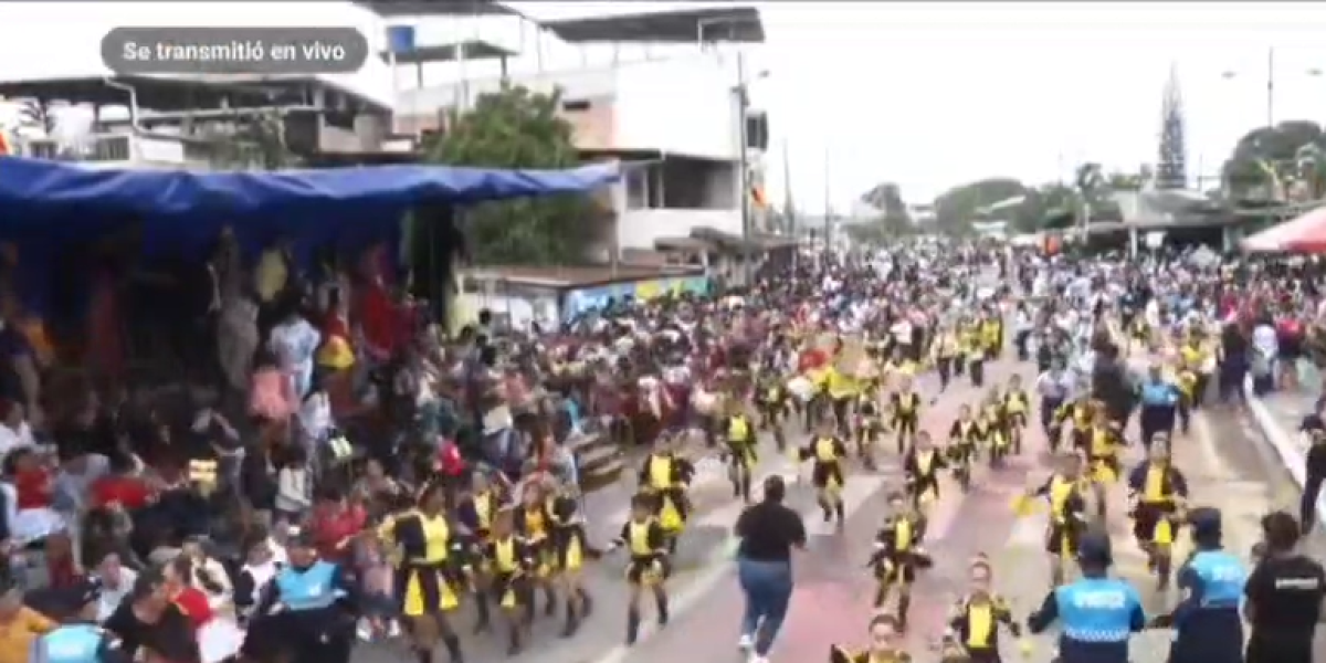 Una falsa alarma de balacera causó caos en desfile estudiantil en Pasaje, El Oro