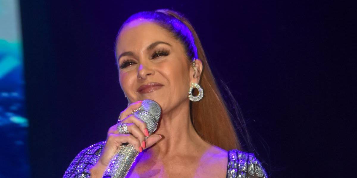 Lucero le plantó un beso a su ex, Manuel Mijares, en concierto: ¡Él quedó pasmado!