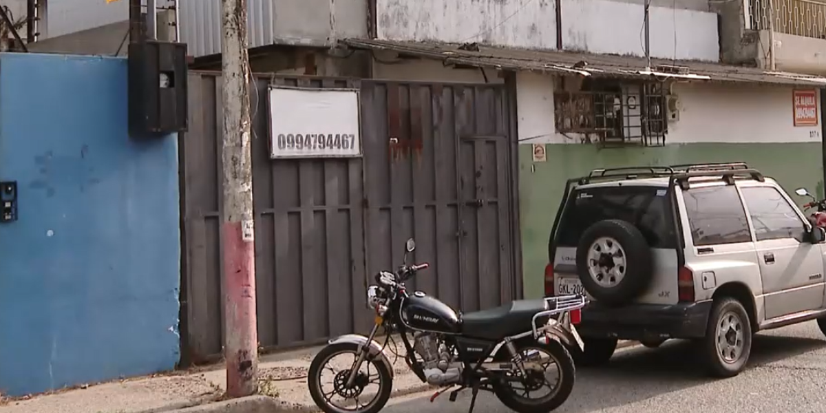 Guayaquil | Medicina legal tarda ocho horas en recoger el cuerpo de un hombre que cayó del techo de una bodega