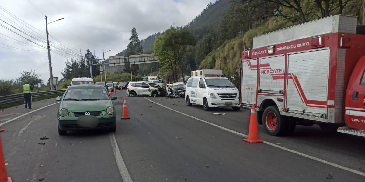 Un choque en la Av. Simón Bolívar dejó cinco heridos y obligó al cierre de un tramo