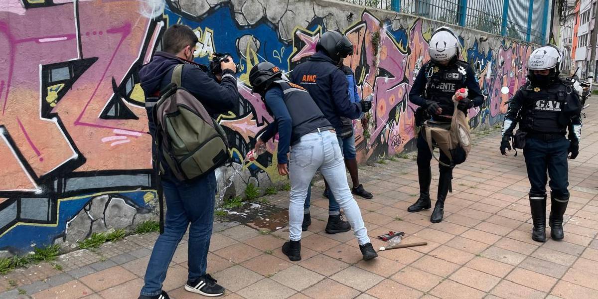 Quito: las actividades de los limpiaparabrisas persisten pese a los fuertes controles