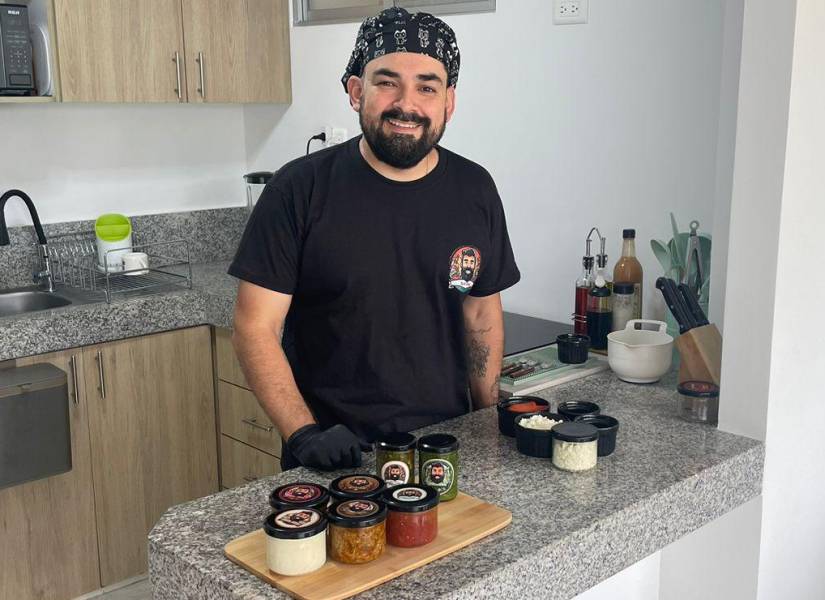 Silvio Ramírez y su esposa emprendieron un negocio de salsas en su casa, en Daule.