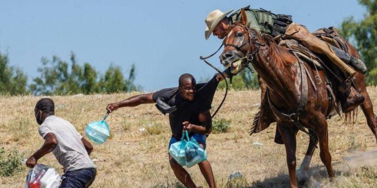 EE.UU.: las polémicas imágenes de agentes fronterizos a caballo agarrando a migrantes