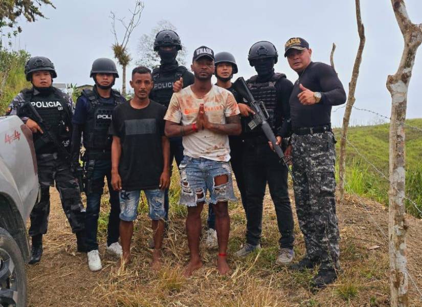 Pedro Pablo Perlaza y Juan Carlos Morales junto a los policías que los rescataron.