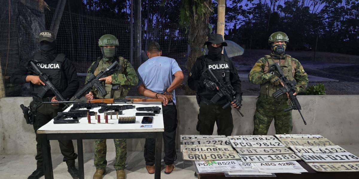 Un hombre fue detenido por almacenar armas y placas de carros en Pedernales, Manabí