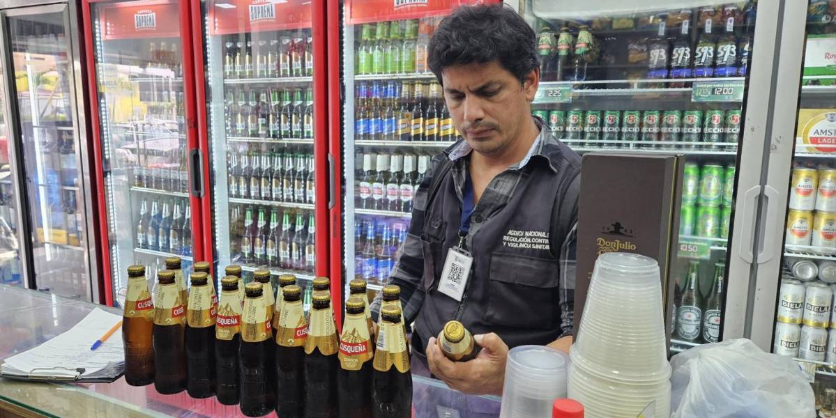 La Arcsa decomisa 5 000 cigarrillos y 300 cervezas de una licorería en Guayaquil