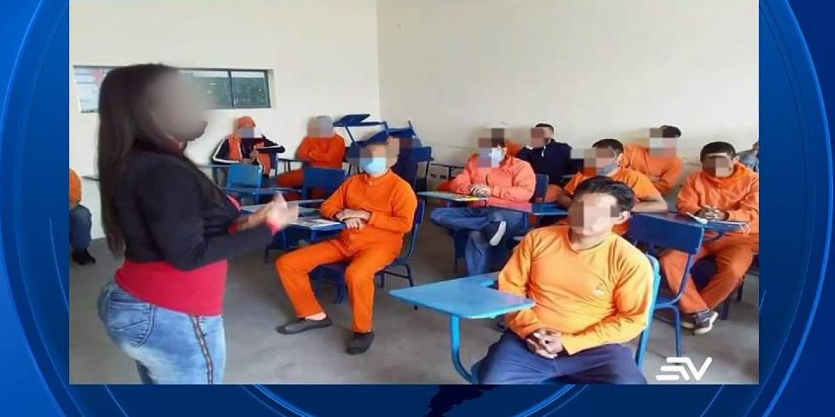 Despiden a psicóloga de la cárcel de Cotopaxi porque generaba ansiedad entre los reclusos por su sensualidad