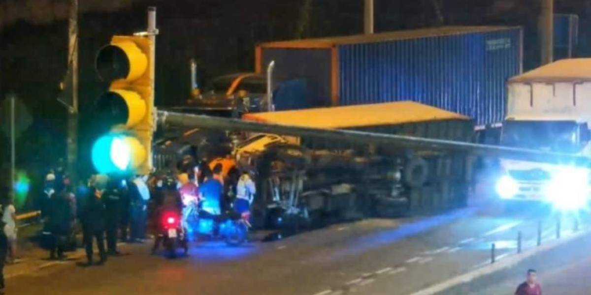 Guayaquil | Un hombre murió y otros dos resultaron heridos tras el choque de dos camiones en la Vía a Daule