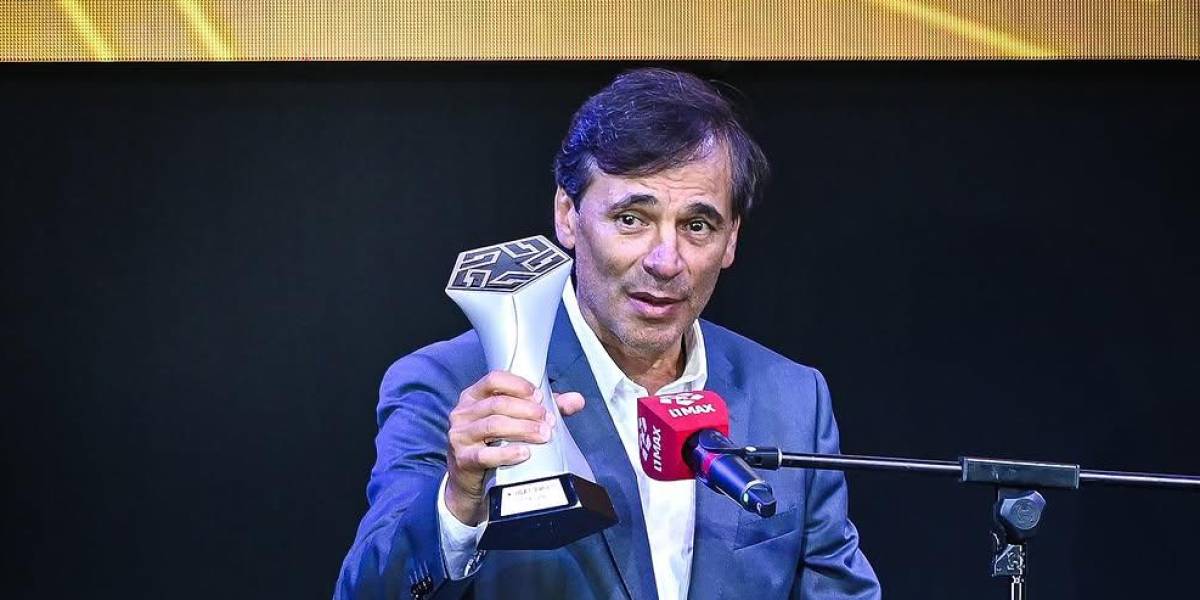 Fabián Bustos ganó el premio al mejor entrenador de la Liga de Perú