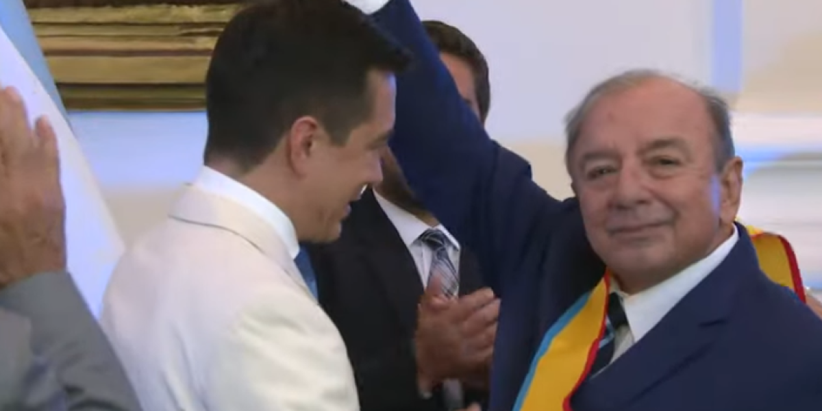 El presidente entrega una condecoración a su padre, Álvaro Noboa