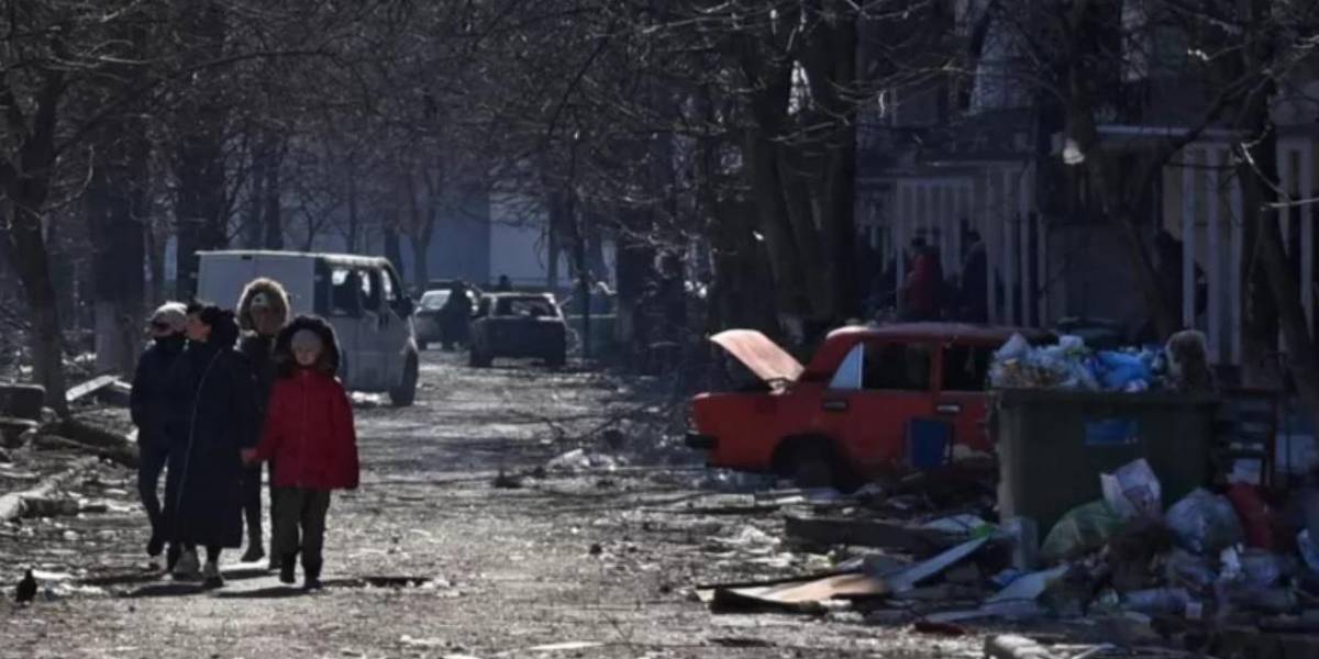 Ucrania denuncia el bombardeo ruso de una escuela donde se refugiaban 400 personas