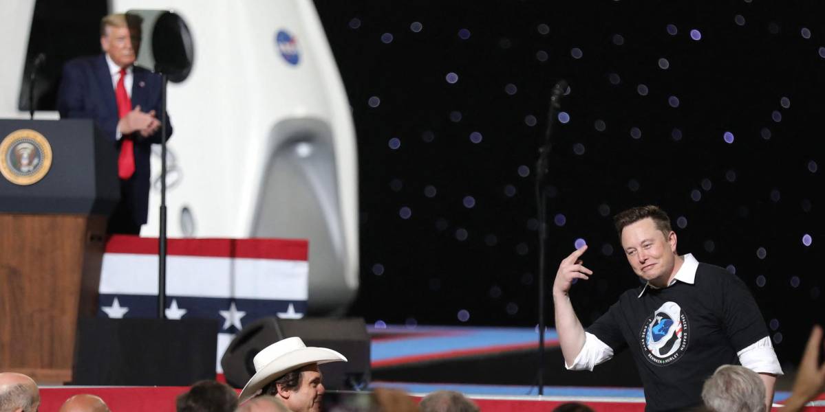 Imagen de mayo de 2020. Donald Trump en el fondo participa en un evento de Space X, compañía de Elon Musk.