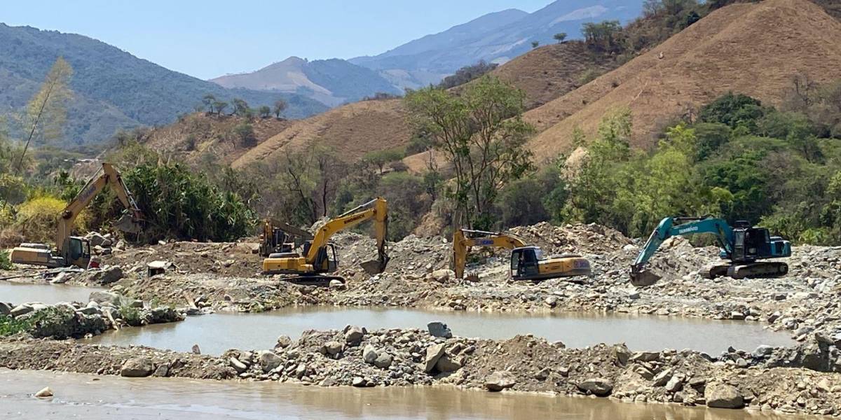 Militares incautan 14 excavadoras en un operativo contra la minería ilegal en Loja