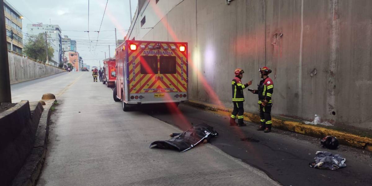 Un motociclista fallece al caer de un puente de 10 metros en Quito