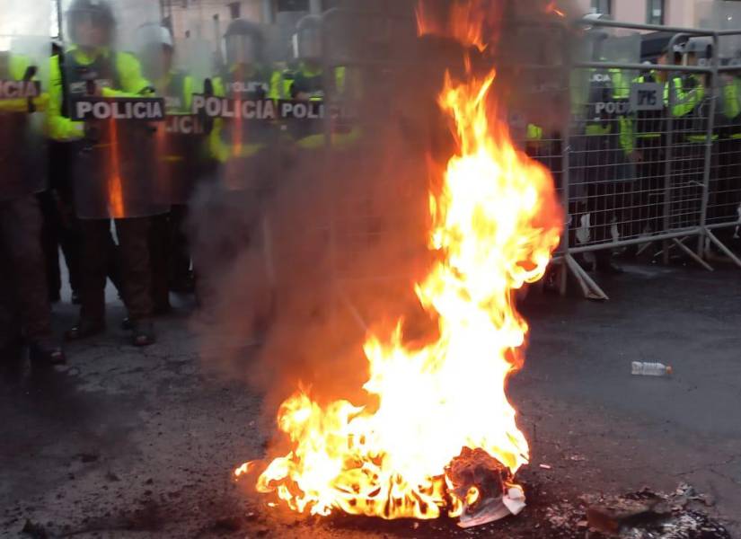 10 manifestantes detenidos y tres policías heridos en el primer balance de las manifestaciones contra Noboa