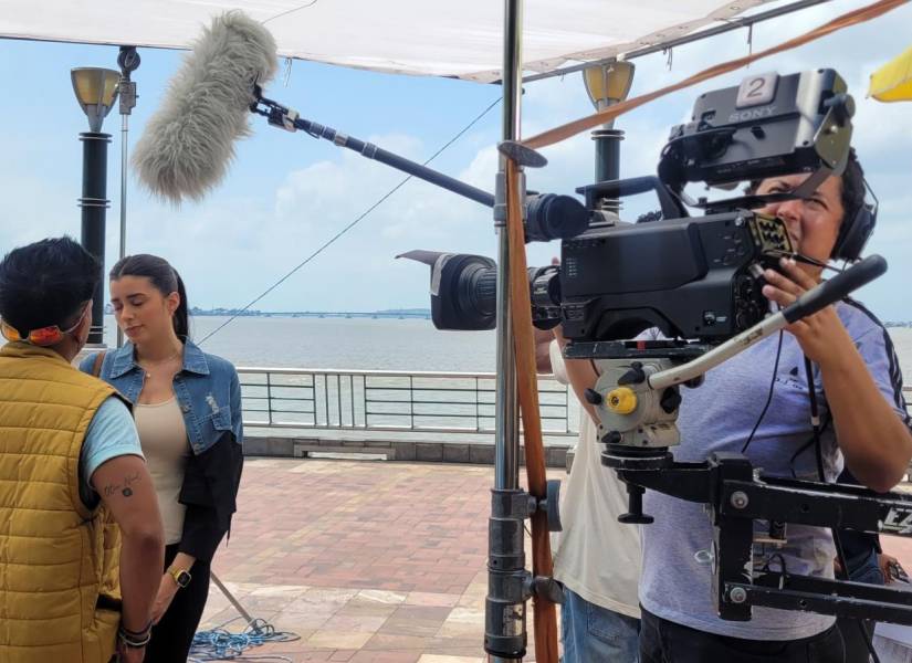 Luciana Guschmer y Kachafa en el puerto Santa Ana.