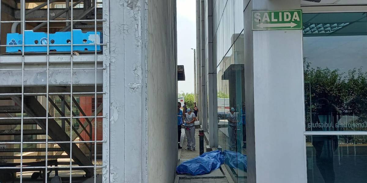 Un hombre falleció tras caerse por las escaleras en un complejo judicial de Guayaquil