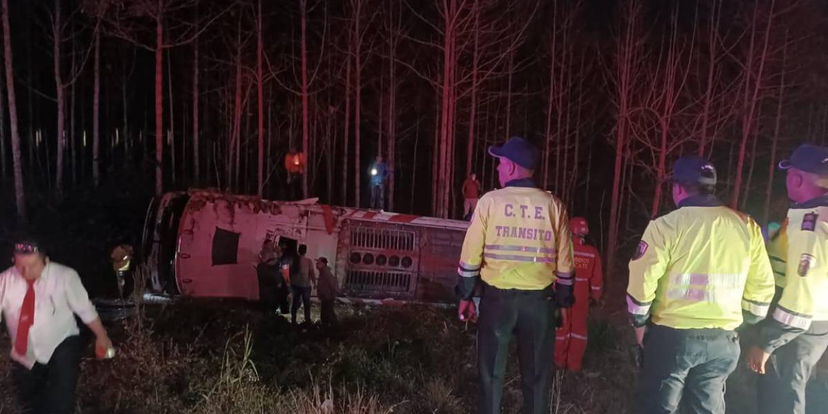 Un bus interprovincial que salió desde Manta se volcó en Pedro Carbo y dejó ocho heridos