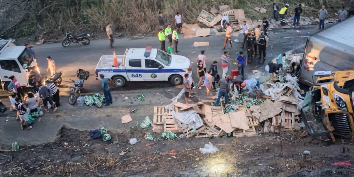 Los Ríos: Un camión se volcó en la vía Ventanas - Zapotal