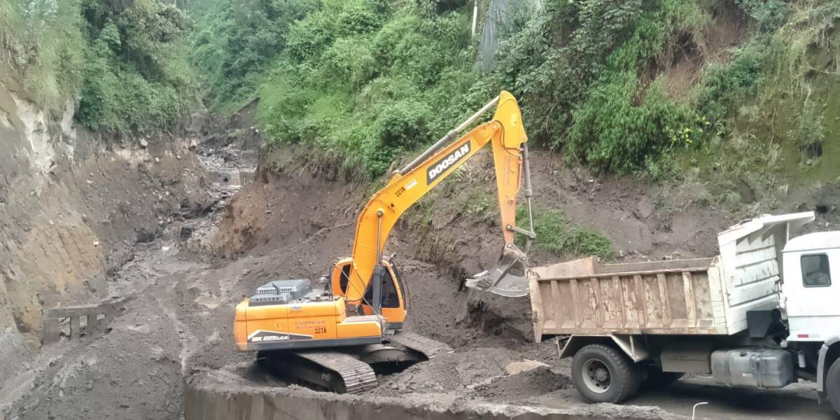 El Municipio limpia quebrada El Tejado para evitar posible aluvión en La Comuna