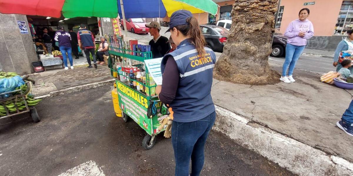 Quito | Actos violentos entre comerciantes informales y agentes metropolitanos se registran durante operativos de control