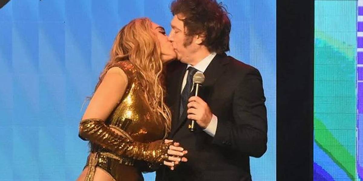 Javier Milei es recibido en el escenario de su novia, Fátima Flórez, con apasionados besos