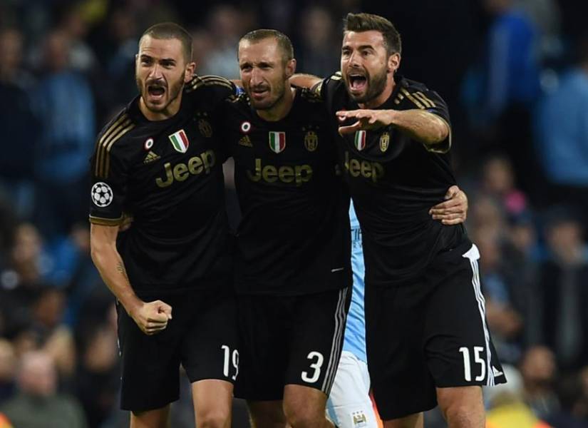 El clásico tridente defensivo de la Juventus: Bonucci, Chiellini y Barzagli. (Archivo)