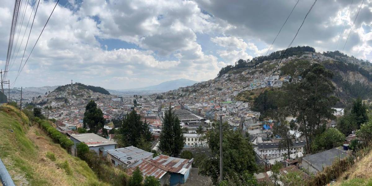 La calidad del aire sin picos de contaminación en Quito, pese a que hay tres incendios forestales