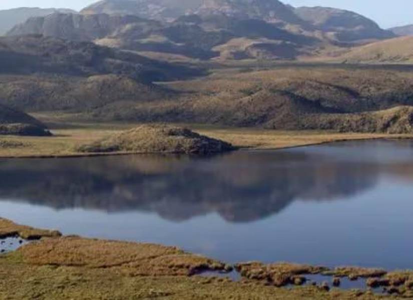 Fotografía de una de las lagunas del Parque Nacional Llanganates en Ecuador.