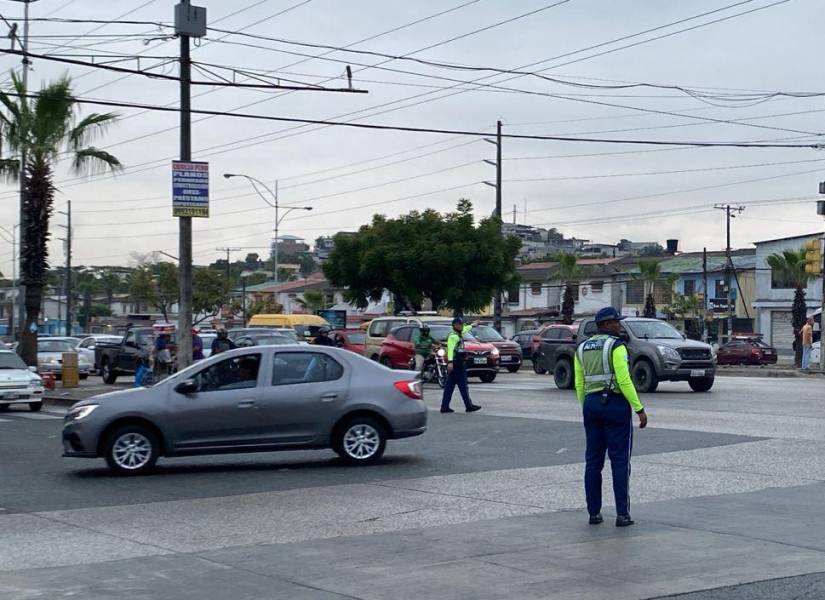 En la intersección de la avenida Francisco de Orellana y la avenida Teodoro Alvarado Olea, en el norte de Guayaquil, el servicio eléctrico debía interrumpirse a las 06:00.