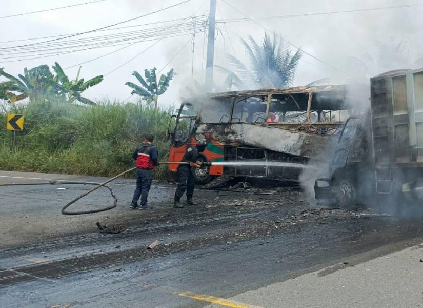 Un camión y un bus chocaron en la vía que conecta a La Unión con La Concordia.