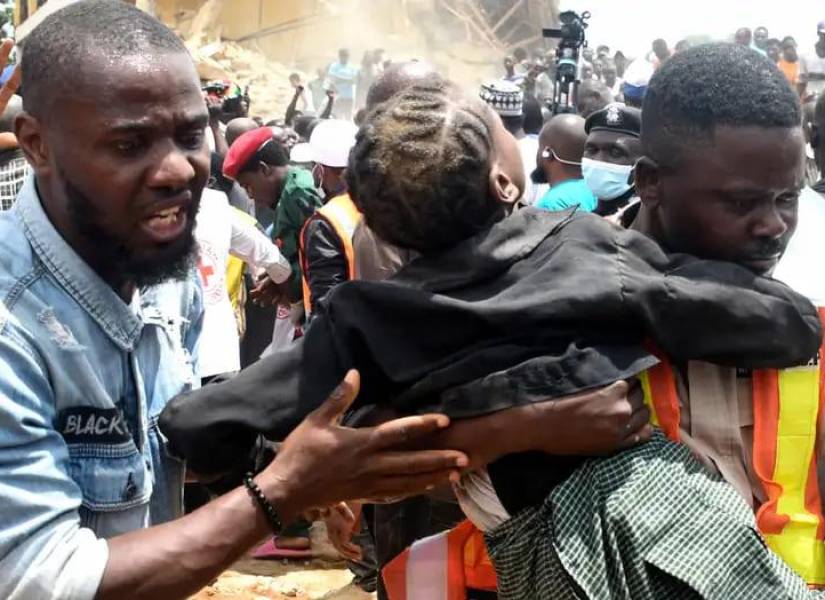 Un estudiante es rescatado de los escombros de un edificio de dos plantas derrumbado en Jos, Nigeria.