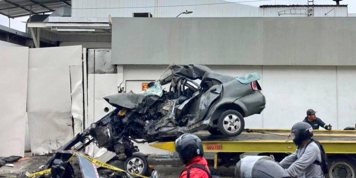 Un herido y un auto aplastado dejó siniestro de tránsito en Guayaquil