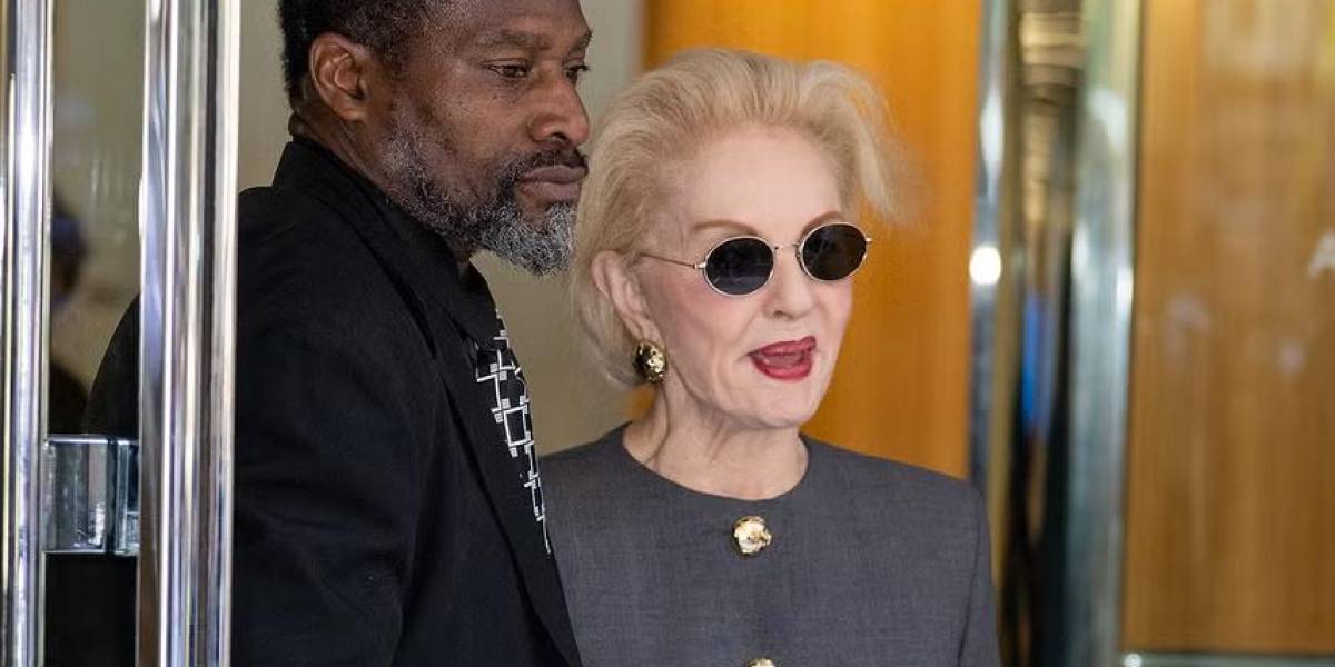 Carolina Herrera sigue marcando tendencias a sus 85 años con su atuendo en la pasarela urbana de Nueva York