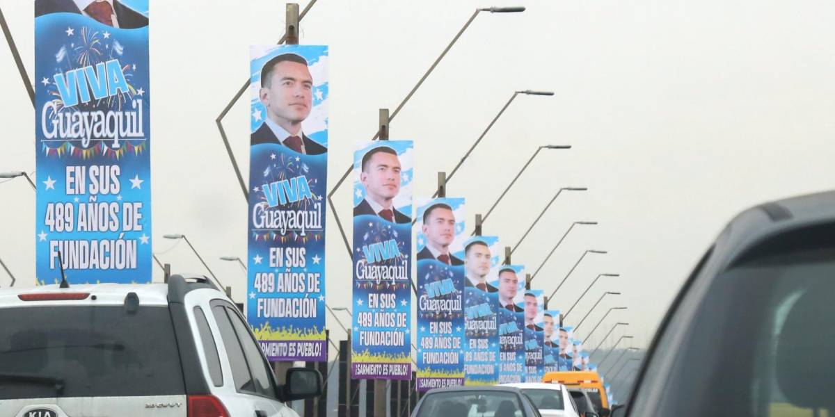 El rostro de Daniel Noboa cubre el Complejo de Puentes de la Unidad Nacional, en Guayas