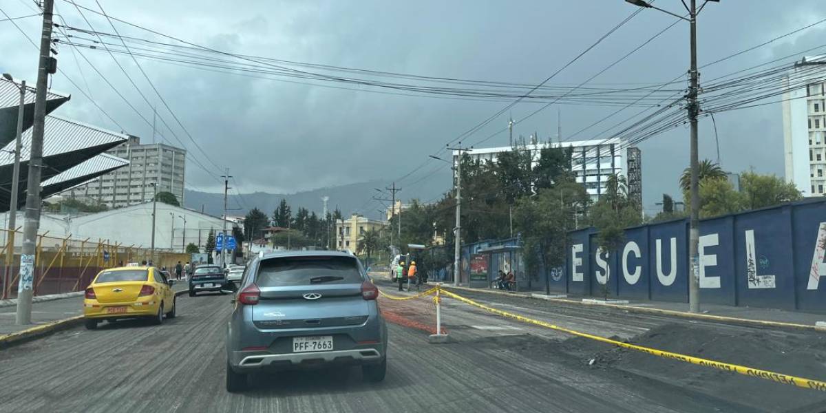 Caos vehicular por la repavimentación de la avenida Ladrón de Guevara, en Quito